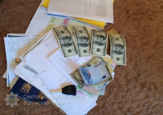 Подробиці затримання на хабарі: вилучили 30 тисяч доларів