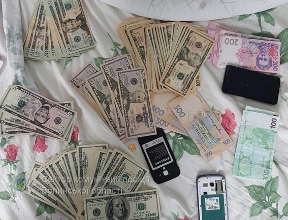 Подробиці затримання на хабарі: вилучили 30 тисяч доларів