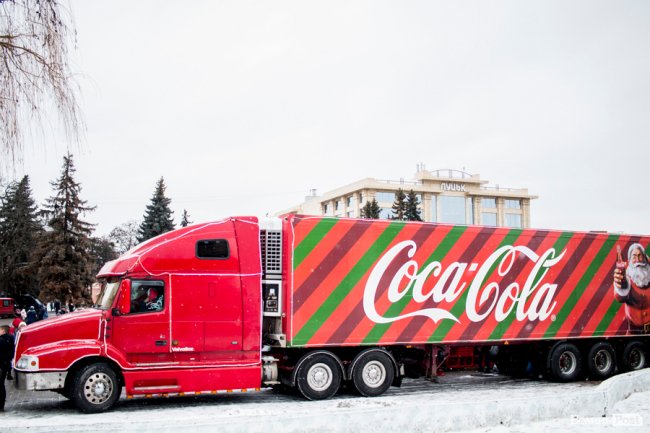 Центр Луцька «поставила на вуха» новорічна фура «Coca-Cola». ФОТО