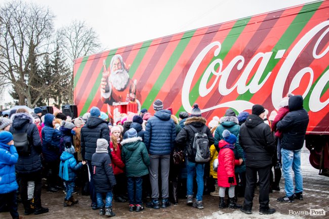 Центр Луцька «поставила на вуха» новорічна фура «Coca-Cola». ФОТО