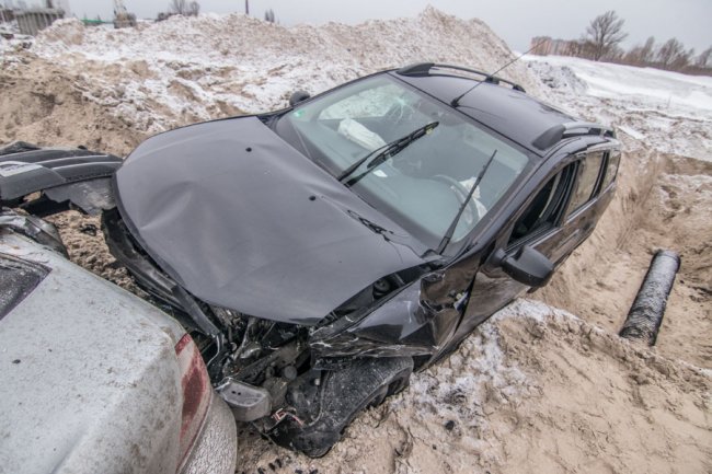 У Києві за день у будівельний котлован влетіло дві автівки. ФОТО
