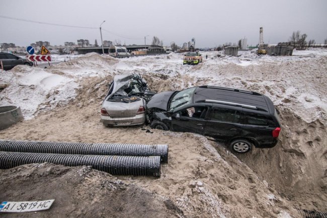У Києві за день у будівельний котлован влетіло дві автівки. ФОТО