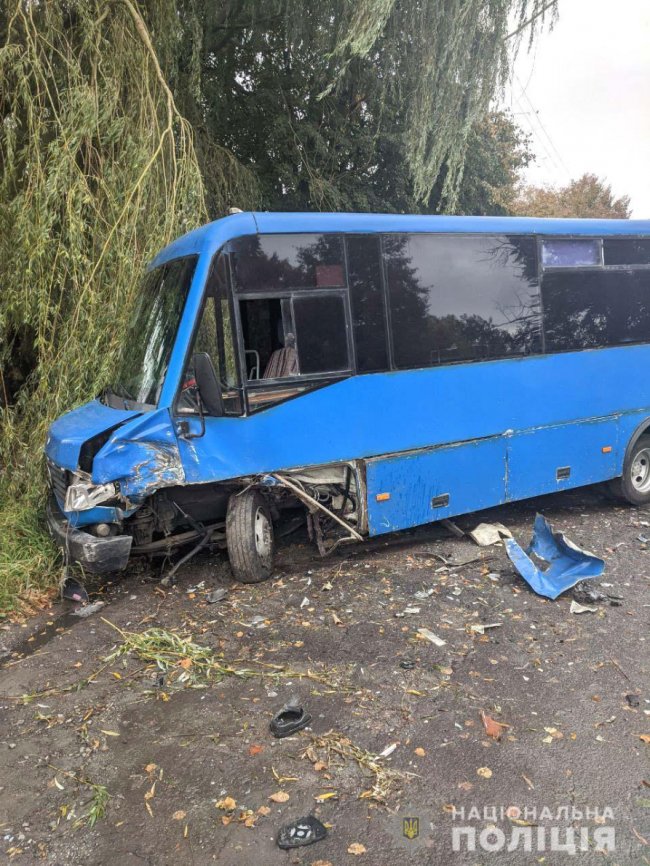 В маршрутку «Луцьк-Зарічне» врізався легковик: травмувалося троє людей. ФОТО