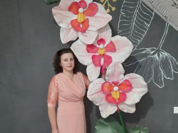 Волинянка створює кількаметрові квіти-світильники з поліетилену. ФОТО