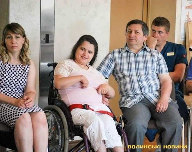 Переселенка із Луганщини працює у Луцьку успішним перукарем і допомагає людям з інвалідністю