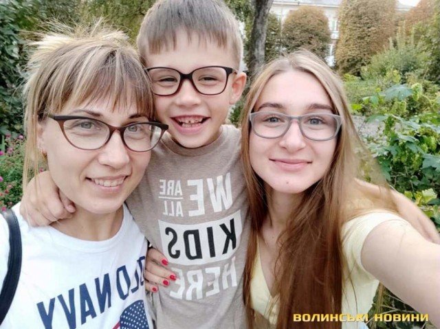 Переселенка із Луганщини працює у Луцьку успішним перукарем і допомагає людям з інвалідністю