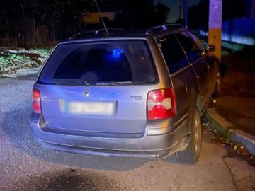 У Луцьку п'яний 16-річний хлопець  в'їхав  у припарковану автівку, а потім – у стовп