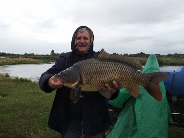 У селі під Луцьком чоловік спіймав величезну рибину. ФОТО