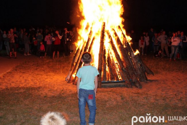 Сотні людей і величезне вогнище: як на Купала відтворювали язичницькі традиції у Шацьку. ФОТО. ВІДЕО