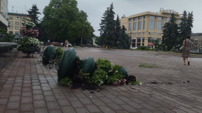 Зірваний дах, пошкоджені ЛЕП, повалені дерева: у Луцьку ліквідовують наслідки негоди. ВІДЕО