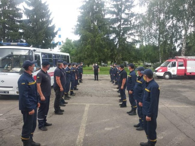 Волинські рятувальники повернулися з Прикарпаття, де допомагали людям, постраждалим від паводку