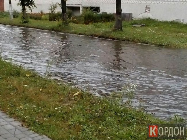 Захаращена каналізація: у волинському місті негода затопила вулицю. ФОТО