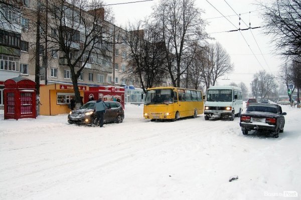 Сніг у Луцьку: вулиця Львівська. ФОТО