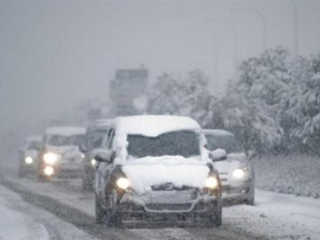 Через снігопад ДАІ тимчасово обмежила рух на дорогах Волині