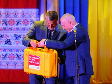 Волинська громада отримала «супер-валізу» для  ЦНАПу