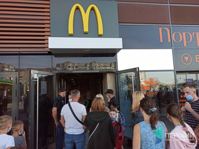 До луцького «МакДональдзу» – довжелезні черги