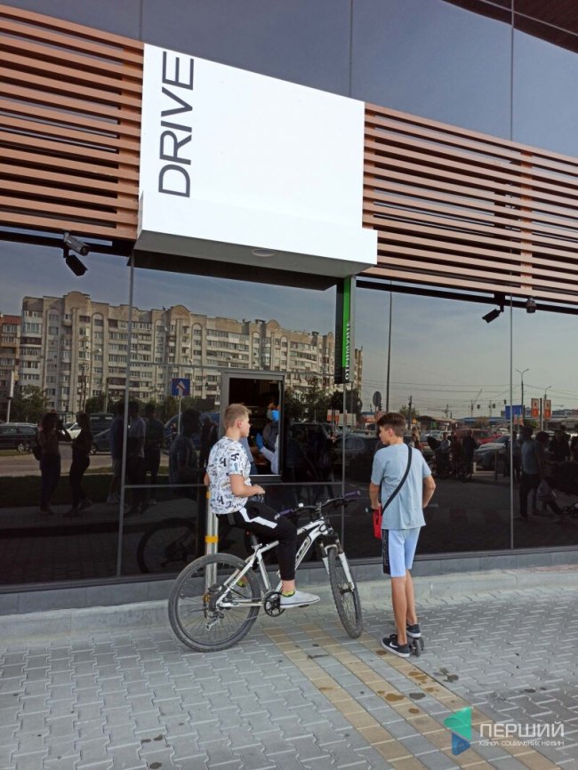 До луцького «МакДональдзу» – довжелезні черги