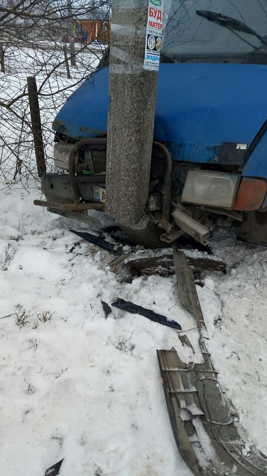 У селі під Луцьком вантажівка в'їхала в електроопору