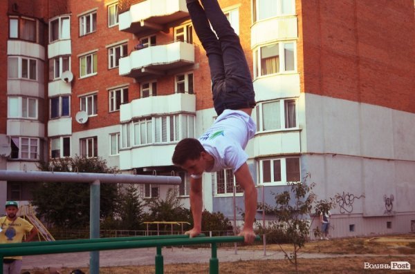 Акробати та гімнасти відкрили спортивний майданчик у Луцьку. ФОТО