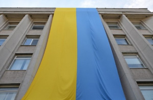 На Херсонській міськраді повісили гігантський прапор України. ФОТО