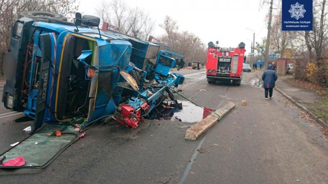 У Луцьку на Набережній перевернулася вантажівка: рух ускладнений. ФОТО. ОНОВЛЕНО