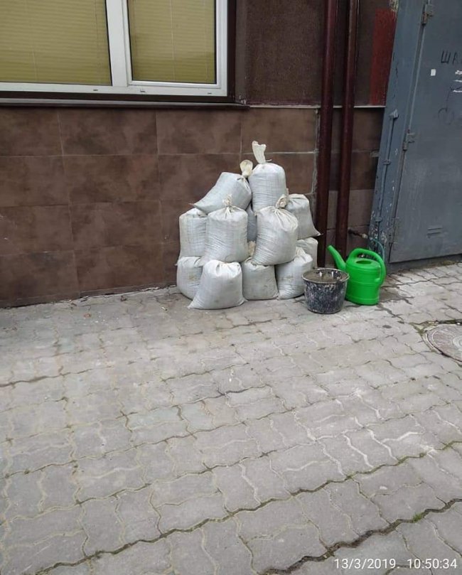 Лучан змусили прибрати сміття у дворах. ФОТО