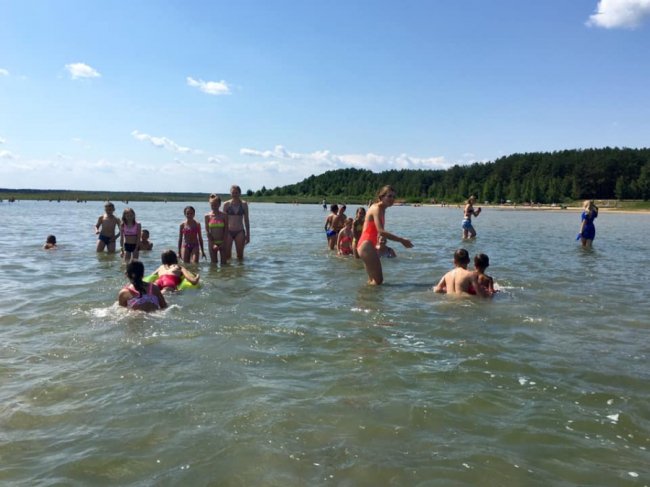 «Олімпійські» змагання та майстер-класи з плавання: як у волинських таборах відпочиває дітвора. ФОТО