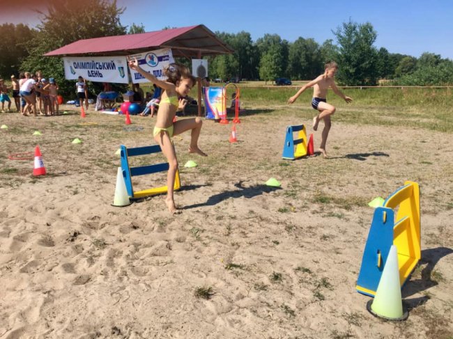 «Олімпійські» змагання та майстер-класи з плавання: як у волинських таборах відпочиває дітвора. ФОТО