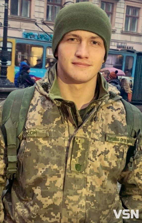 «У березні востаннє виходив на зв'язок з Маріуполя»: лучанка восьмий місяць чекає з полону сина