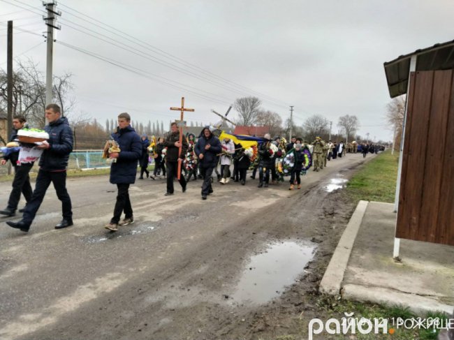 Поховали хлопця під вигуки «Герої не вмирають!»: на Волині попрощались із  бійцем. ФОТО