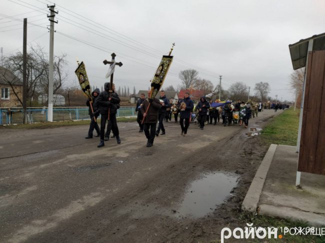 Поховали хлопця під вигуки «Герої не вмирають!»: на Волині попрощались із  бійцем. ФОТО