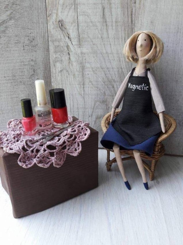 Лялька-манікюрниця