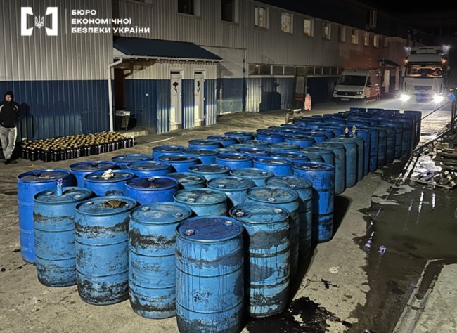 На Київщині та Рівненщині у священників конфіскували 20 тисяч літрів вина, яке вони підпільно виготовляли на продаж