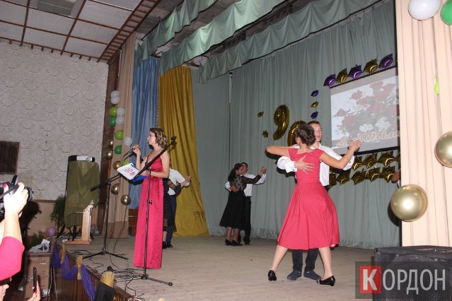 З танцями, хором і священником: школа на Волині весело «відгуляла» 90-річний ювілей. ФОТО