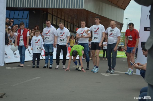 У Луцьку відбувся унікальний для міста «Забіг на шпильках». ФОТО