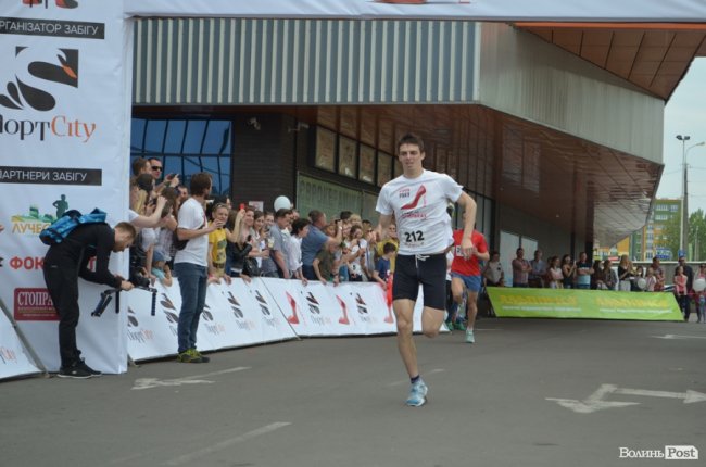 У Луцьку відбувся унікальний для міста «Забіг на шпильках». ФОТО