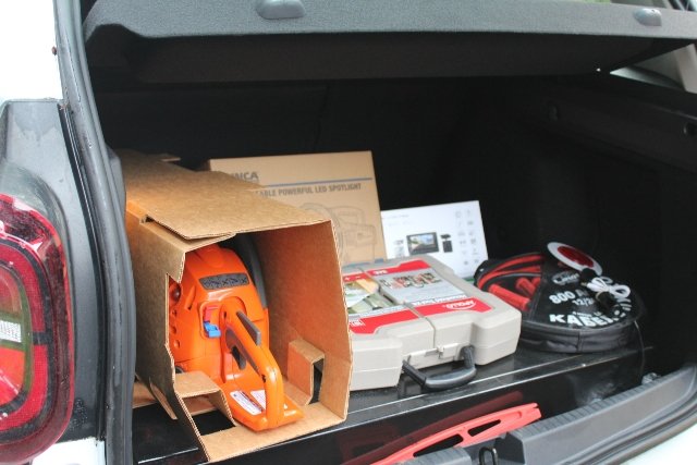 Поліцейському офіцеру волинської громади передали службовий автомобіль. ФОТО