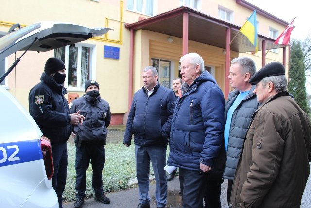 Поліцейському офіцеру волинської громади передали службовий автомобіль. ФОТО