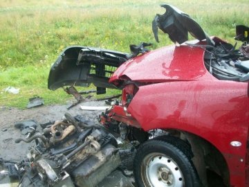 Дорожня аварія на трасі Луцьк-Рівне: авто розбиті вщент, люди - в реанімації. ФОТО