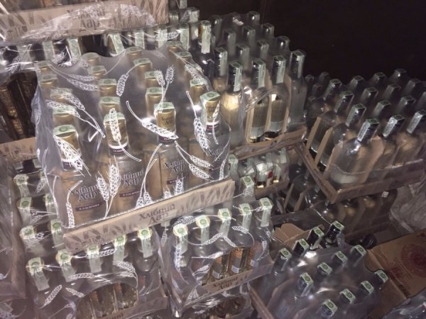 У лучанина з гаража вилучили алкоголь та цигарки на суму 300 тисяч гривень. ФОТО