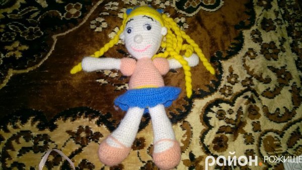 Волинянка в’яже милі іграшки в японській техніці