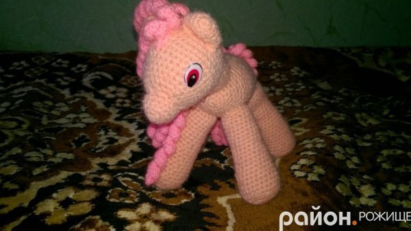 Волинянка в’яже милі іграшки в японській техніці