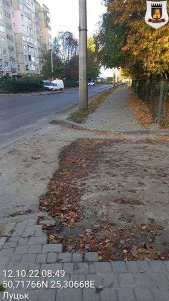 У Луцьку комунальники зруйнували дорожнє покриття. ФОТО