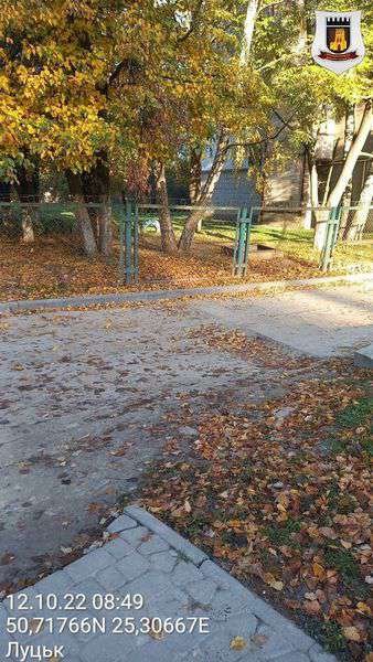 У Луцьку комунальники зруйнували дорожнє покриття. ФОТО