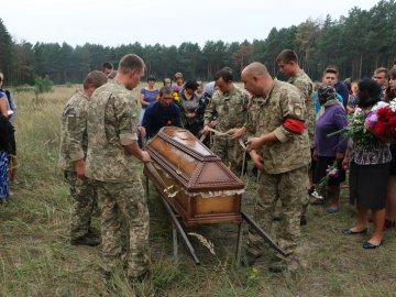 Попрощалися із волинським бійцем, який помер на Сході. ФОТО