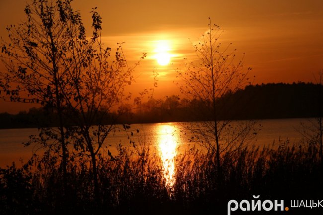 Неймовірний захід сонця на волинському озері. ФОТО