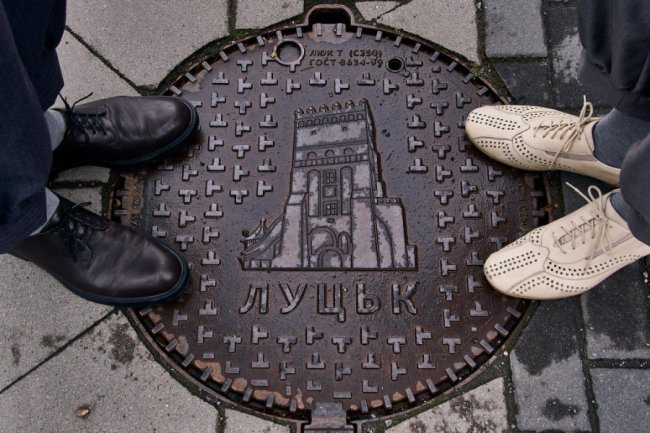 Перша театралізована екскурсія: як два файно вбрані пани у стилі 30-х років XX ст шпацерували вулицями Луцька