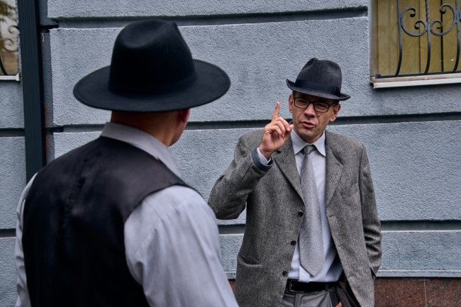 Перша театралізована екскурсія: як два файно вбрані пани у стилі 30-х років XX ст шпацерували вулицями Луцька