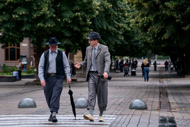 Перша театралізована екскурсія: як два файно вбрані пани у стилі 30-х років XX ст шпацерували вулицями Луцька