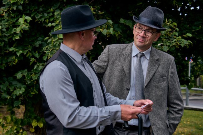 Перша театралізована екскурсія: як два файно вбрані пани у стилі 30-х років XX ст шпацерували вулицями Луцька